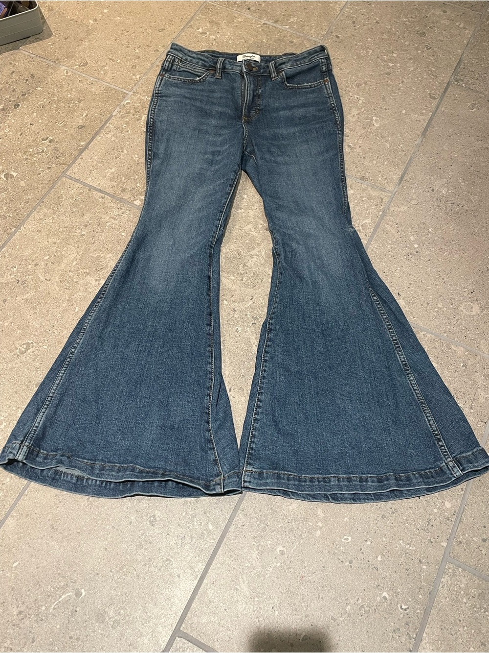 Wrangler Retro Fit Women’s High Rise Trumpet leg flared Cowboy Jeans Size 27